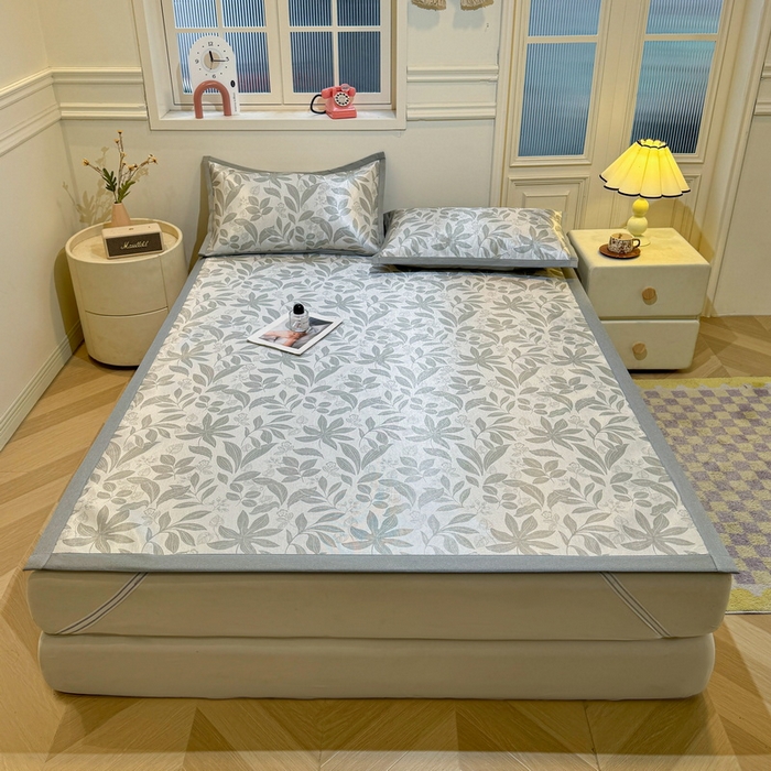 91家纺网 家纺一手货源 找家纺 LIFE.丽芙 2025春夏季新品数码印花冰藤凉席平铺冰丝凉席印花小清新绑带款三件套（风格一） 绿茵