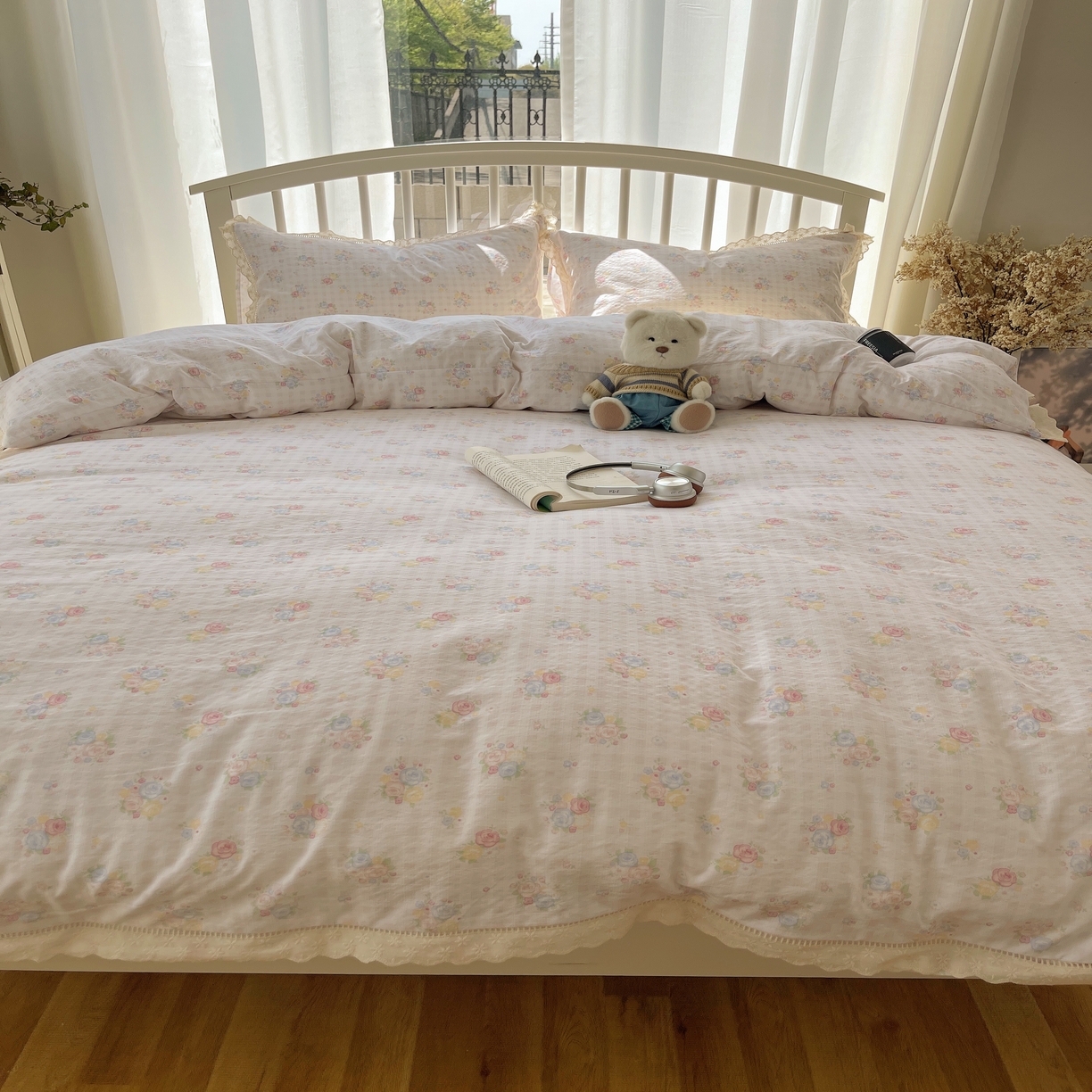 91家纺网 家纺一手货源 找家纺 繁花家居 2025新款镂空白色花边直播热款四件套 花漾甜心