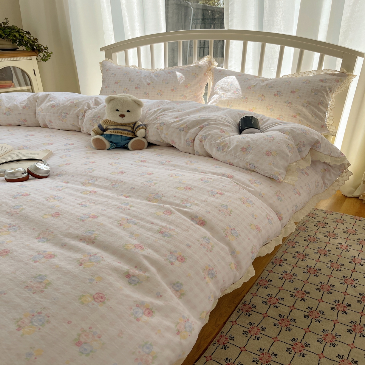 91家纺网 家纺一手货源 找家纺 繁花家居 2025新款镂空白色花边直播热款四件套 花漾甜心