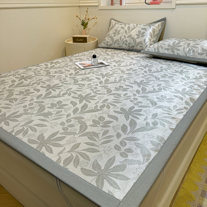 91家纺网 家纺一手货源 找家纺 LIFE.丽芙 2025春夏季新品数码印花冰藤凉席平铺冰丝凉席印花小清新绑带款三件套（风格一） 绿茵