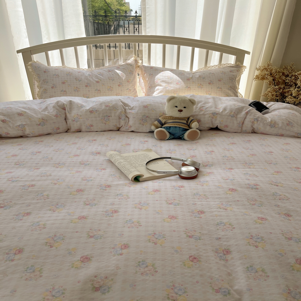 91家纺网 家纺一手货源 找家纺 繁花家居 2025新款镂空白色花边直播热款四件套 花漾甜心