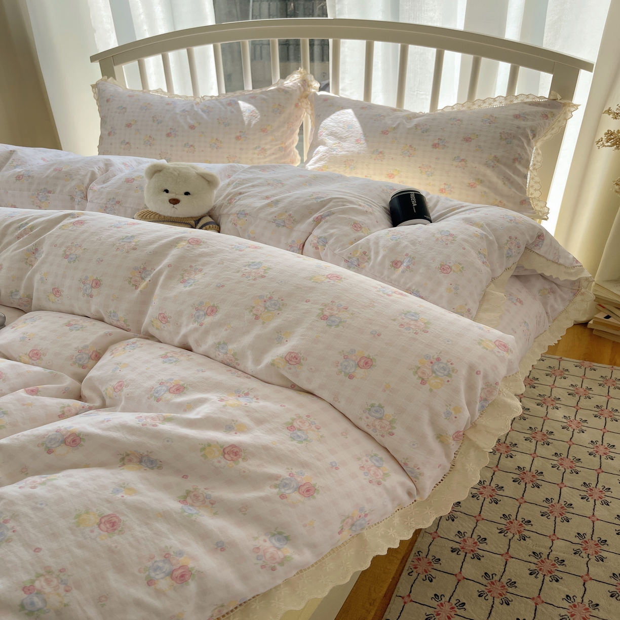 91家纺网 家纺一手货源 找家纺 繁花家居 2025新款镂空白色花边直播热款四件套 花漾甜心