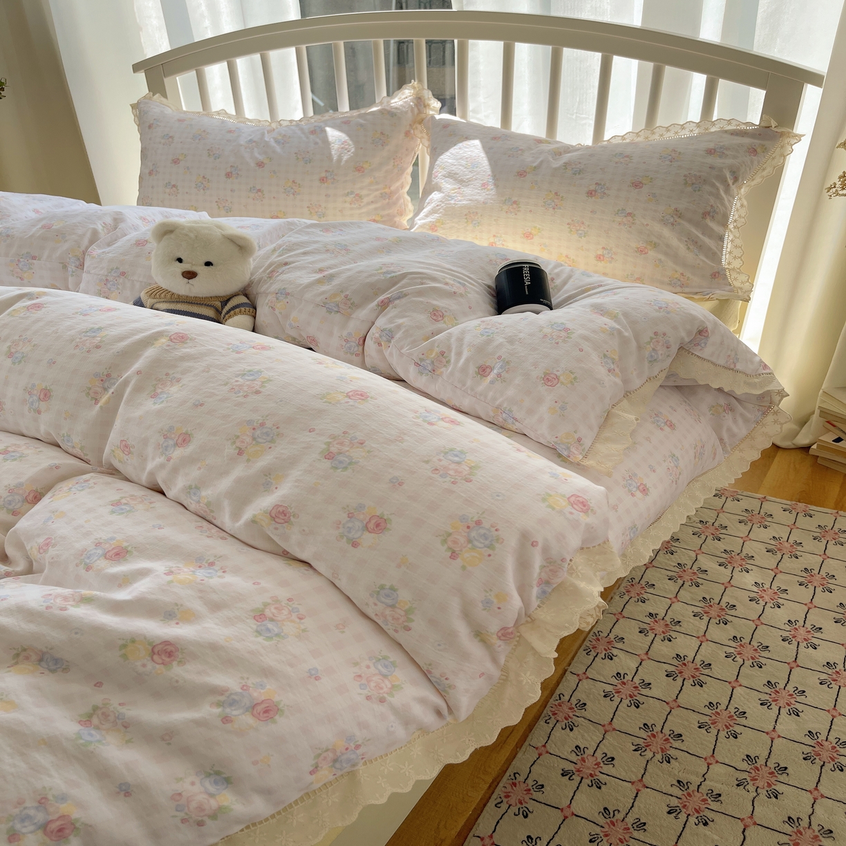 91家纺网 家纺一手货源 找家纺 繁花家居 2025新款镂空白色花边直播热款四件套 花漾甜心