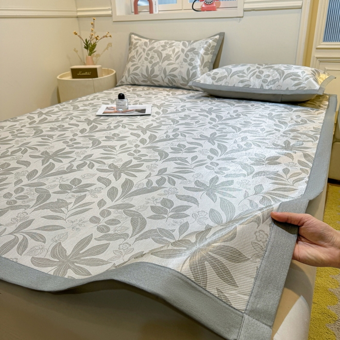 91家纺网 家纺一手货源 找家纺 LIFE.丽芙 2025春夏季新品数码印花冰藤凉席平铺冰丝凉席印花小清新绑带款三件套（风格一） 绿茵