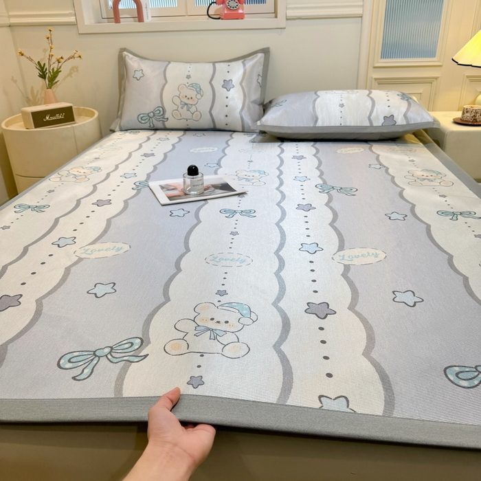 LIFE.丽芙 2025春夏季新品数码印花冰藤凉席平铺冰丝凉席印花小清新绑带款三件套（风格一） 甜梦小熊