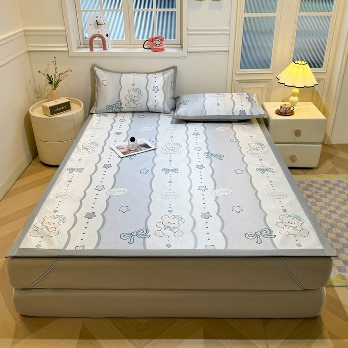 91家纺网 家纺一手货源 找家纺 LIFE.丽芙 2025春夏季新品数码印花冰藤凉席平铺冰丝凉席印花小清新绑带款三件套（风格一） 甜梦小熊