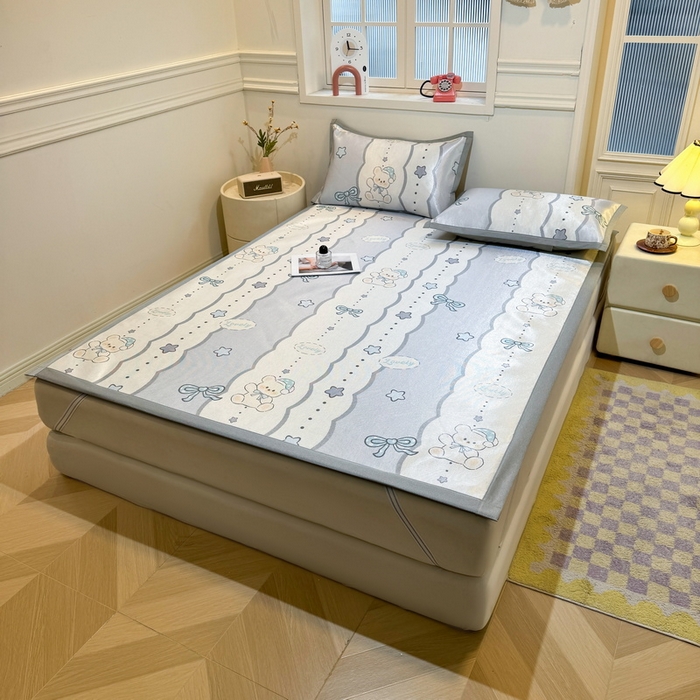 91家纺网 家纺一手货源 找家纺 LIFE.丽芙 2025春夏季新品数码印花冰藤凉席平铺冰丝凉席印花小清新绑带款三件套（风格一） 甜梦小熊