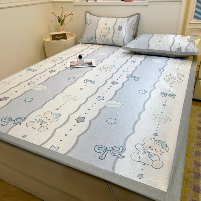 91家纺网 家纺一手货源 找家纺 LIFE.丽芙 2025春夏季新品数码印花冰藤凉席平铺冰丝凉席印花小清新绑带款三件套（风格一） 甜梦小熊