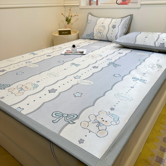 91家纺网 家纺一手货源 找家纺 LIFE.丽芙 2025春夏季新品数码印花冰藤凉席平铺冰丝凉席印花小清新绑带款三件套（风格一） 甜梦小熊