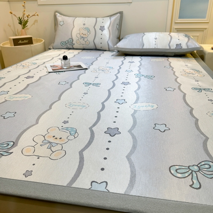 91家纺网 家纺一手货源 找家纺 LIFE.丽芙 2025春夏季新品数码印花冰藤凉席平铺冰丝凉席印花小清新绑带款三件套（风格一） 甜梦小熊