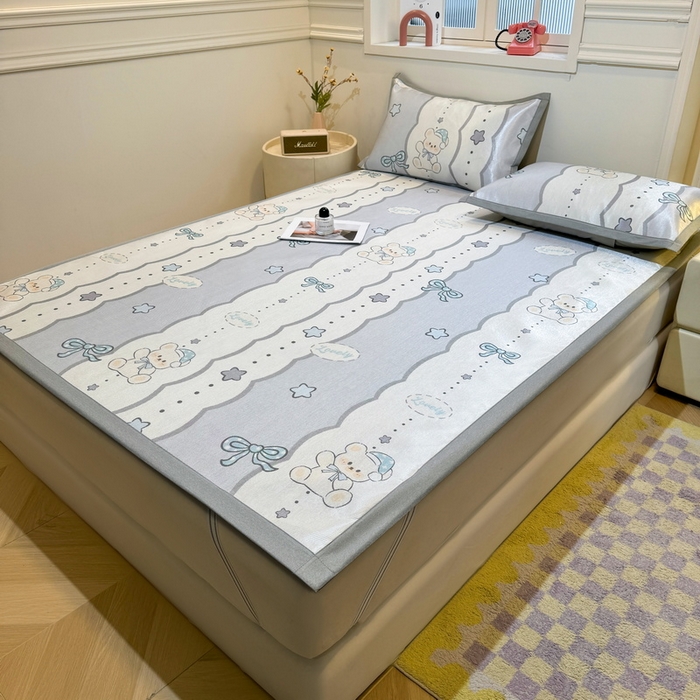 91家纺网 家纺一手货源 找家纺 LIFE.丽芙 2025春夏季新品数码印花冰藤凉席平铺冰丝凉席印花小清新绑带款三件套（风格一） 甜梦小熊