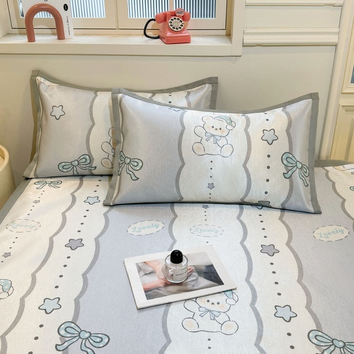 91家纺网 家纺一手货源 找家纺 LIFE.丽芙 2025春夏季新品数码印花冰藤凉席平铺冰丝凉席印花小清新绑带款三件套（风格一） 甜梦小熊