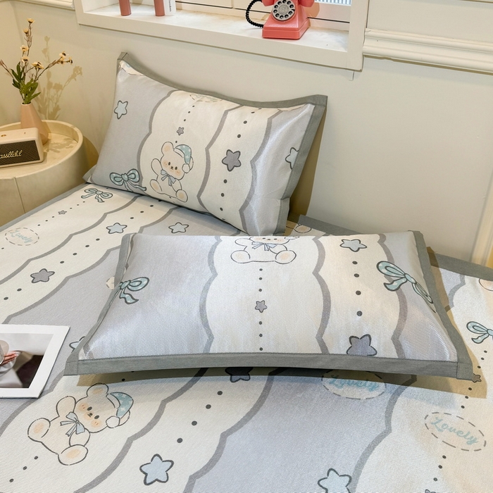 91家纺网 家纺一手货源 找家纺 LIFE.丽芙 2025春夏季新品数码印花冰藤凉席平铺冰丝凉席印花小清新绑带款三件套（风格一） 甜梦小熊