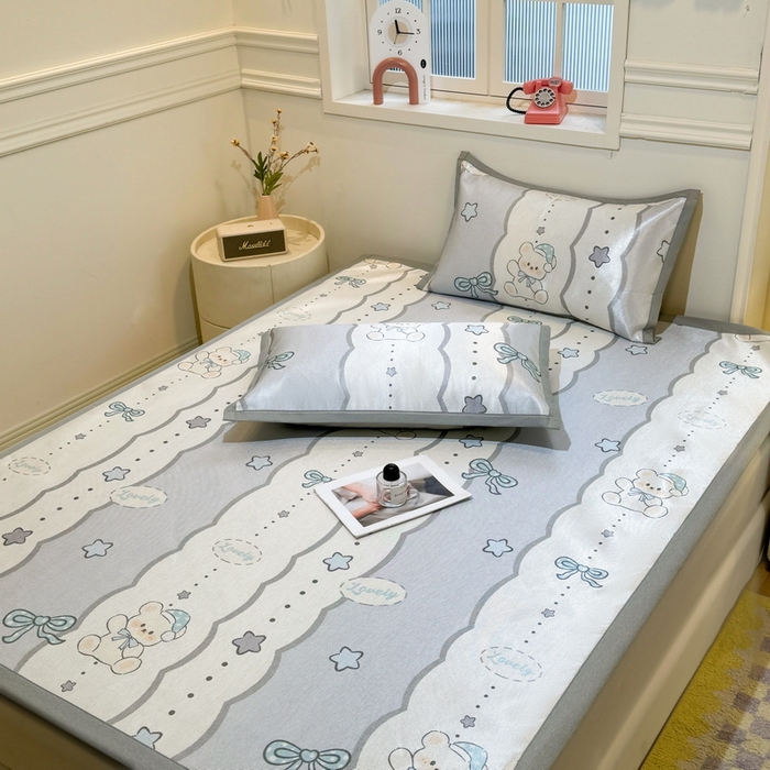 91家纺网 家纺一手货源 找家纺 LIFE.丽芙 2025春夏季新品数码印花冰藤凉席平铺冰丝凉席印花小清新绑带款三件套（风格一） 甜梦小熊