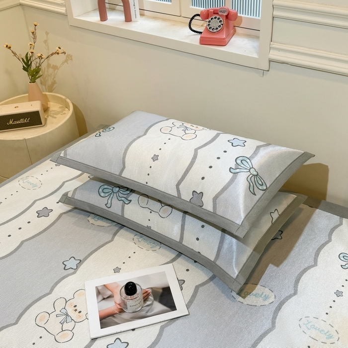 91家纺网 家纺一手货源 找家纺 LIFE.丽芙 2025春夏季新品数码印花冰藤凉席平铺冰丝凉席印花小清新绑带款三件套（风格一） 甜梦小熊