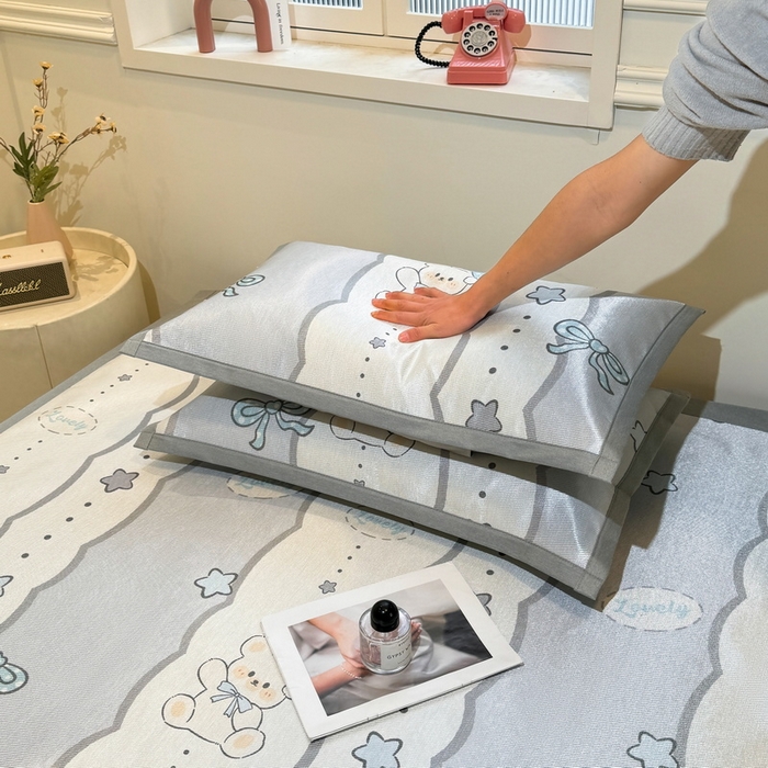 91家纺网 家纺一手货源 找家纺 LIFE.丽芙 2025春夏季新品数码印花冰藤凉席平铺冰丝凉席印花小清新绑带款三件套（风格一） 甜梦小熊