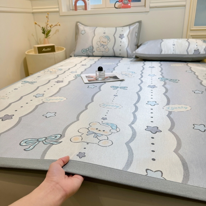 91家纺网 家纺一手货源 找家纺 LIFE.丽芙 2025春夏季新品数码印花冰藤凉席平铺冰丝凉席印花小清新绑带款三件套（风格一） 甜梦小熊