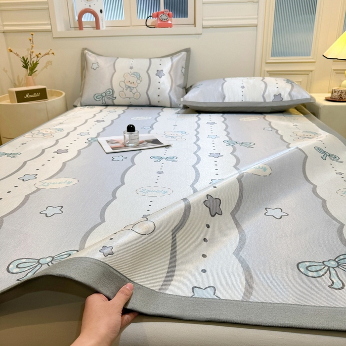 91家纺网 家纺一手货源 找家纺 LIFE.丽芙 2025春夏季新品数码印花冰藤凉席平铺冰丝凉席印花小清新绑带款三件套（风格一） 甜梦小熊