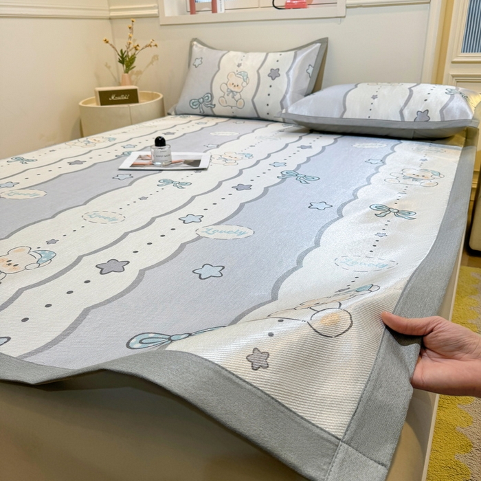 91家纺网 家纺一手货源 找家纺 LIFE.丽芙 2025春夏季新品数码印花冰藤凉席平铺冰丝凉席印花小清新绑带款三件套（风格一） 甜梦小熊