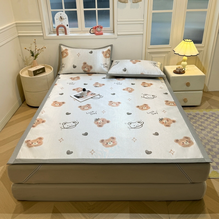 91家纺网 家纺一手货源 找家纺 LIFE.丽芙 2025春夏季新品数码印花冰藤凉席平铺冰丝凉席印花小清新绑带款三件套（风格一） 黄油小熊