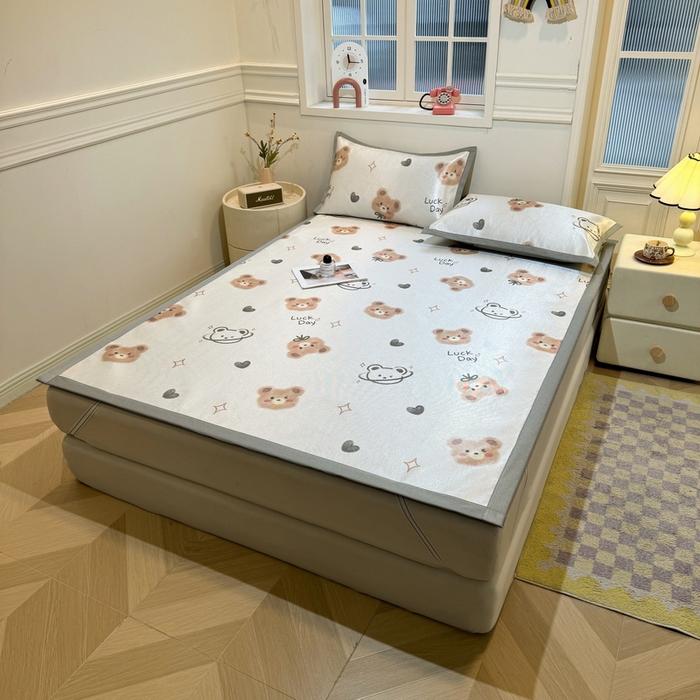 91家纺网 家纺一手货源 找家纺 LIFE.丽芙 2025春夏季新品数码印花冰藤凉席平铺冰丝凉席印花小清新绑带款三件套（风格一） 黄油小熊