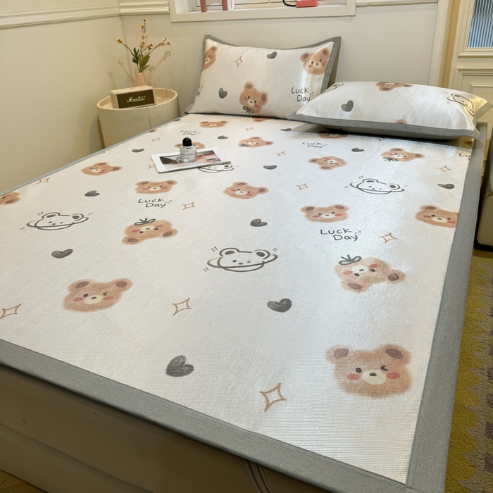 91家纺网 家纺一手货源 找家纺 LIFE.丽芙 2025春夏季新品数码印花冰藤凉席平铺冰丝凉席印花小清新绑带款三件套（风格一） 黄油小熊