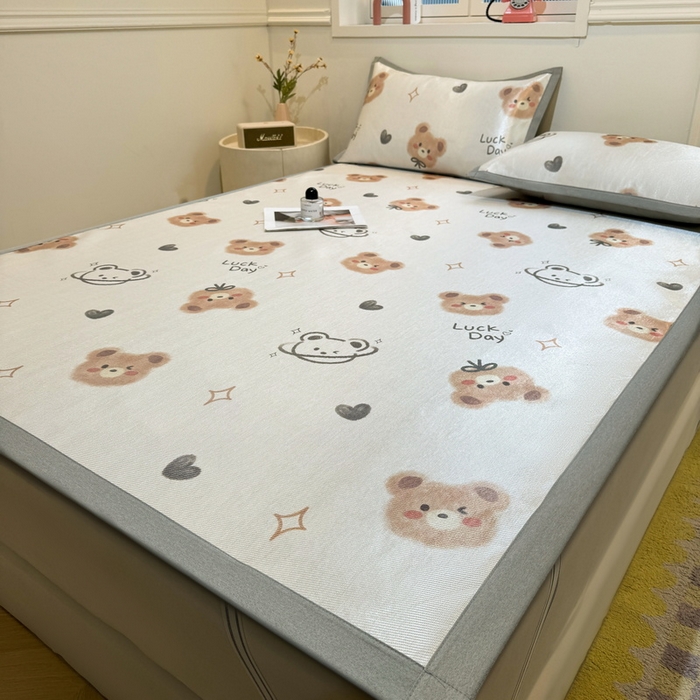 91家纺网 家纺一手货源 找家纺 LIFE.丽芙 2025春夏季新品数码印花冰藤凉席平铺冰丝凉席印花小清新绑带款三件套（风格一） 黄油小熊