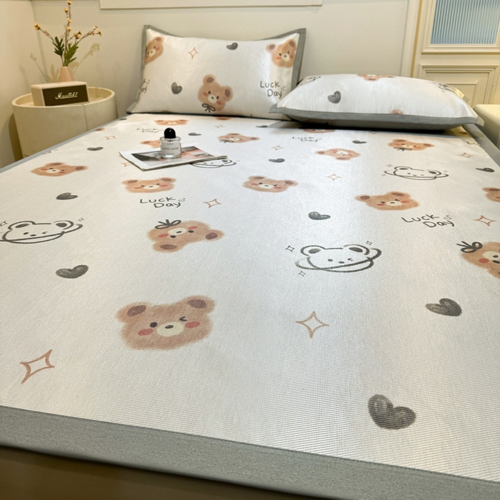 91家纺网 家纺一手货源 找家纺 LIFE.丽芙 2025春夏季新品数码印花冰藤凉席平铺冰丝凉席印花小清新绑带款三件套（风格一） 黄油小熊