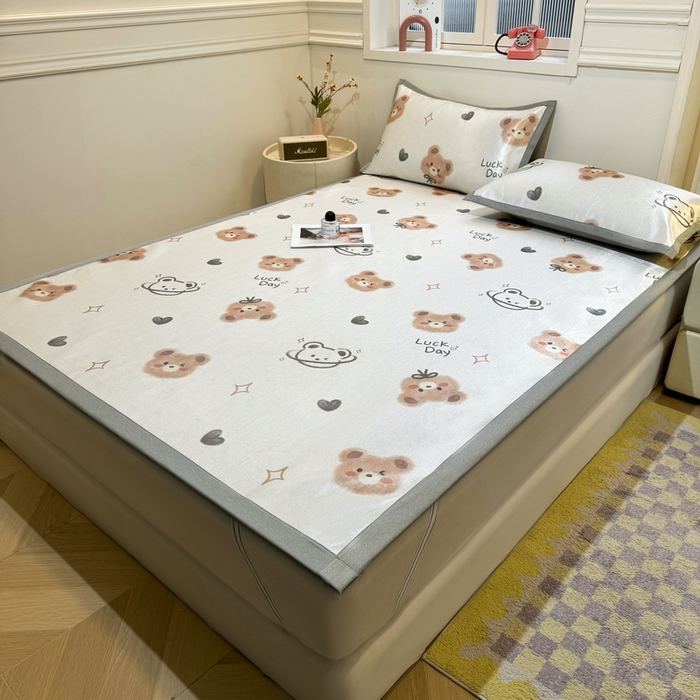 91家纺网 家纺一手货源 找家纺 LIFE.丽芙 2025春夏季新品数码印花冰藤凉席平铺冰丝凉席印花小清新绑带款三件套（风格一） 黄油小熊