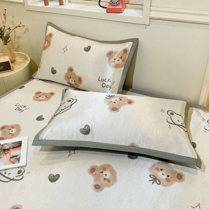 91家纺网 家纺一手货源 找家纺 LIFE.丽芙 2025春夏季新品数码印花冰藤凉席平铺冰丝凉席印花小清新绑带款三件套（风格一） 黄油小熊