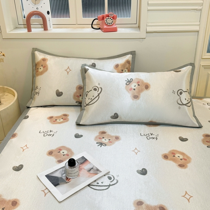 91家纺网 家纺一手货源 找家纺 LIFE.丽芙 2025春夏季新品数码印花冰藤凉席平铺冰丝凉席印花小清新绑带款三件套（风格一） 黄油小熊