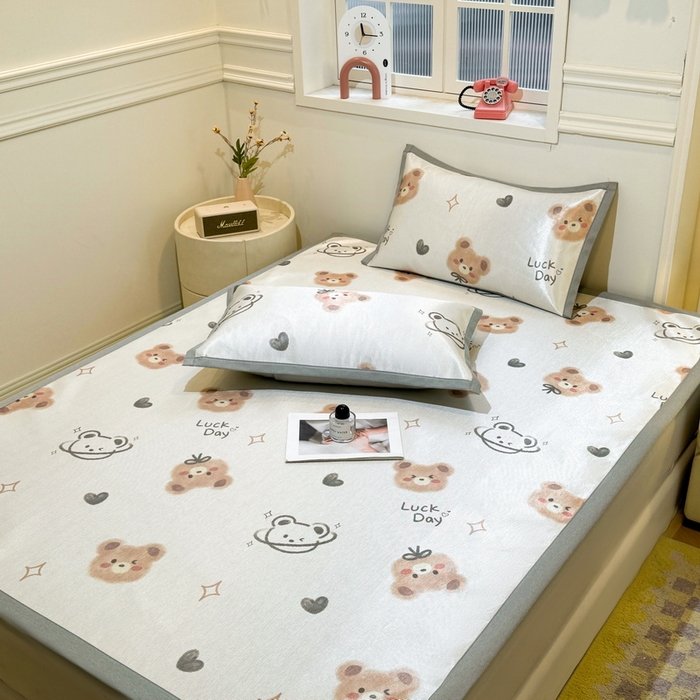 91家纺网 家纺一手货源 找家纺 LIFE.丽芙 2025春夏季新品数码印花冰藤凉席平铺冰丝凉席印花小清新绑带款三件套（风格一） 黄油小熊