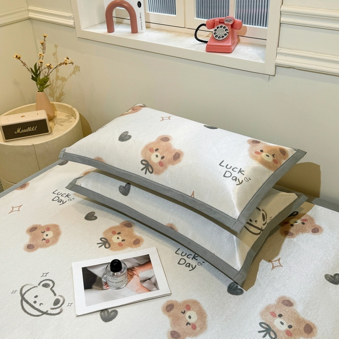 91家纺网 家纺一手货源 找家纺 LIFE.丽芙 2025春夏季新品数码印花冰藤凉席平铺冰丝凉席印花小清新绑带款三件套（风格一） 黄油小熊