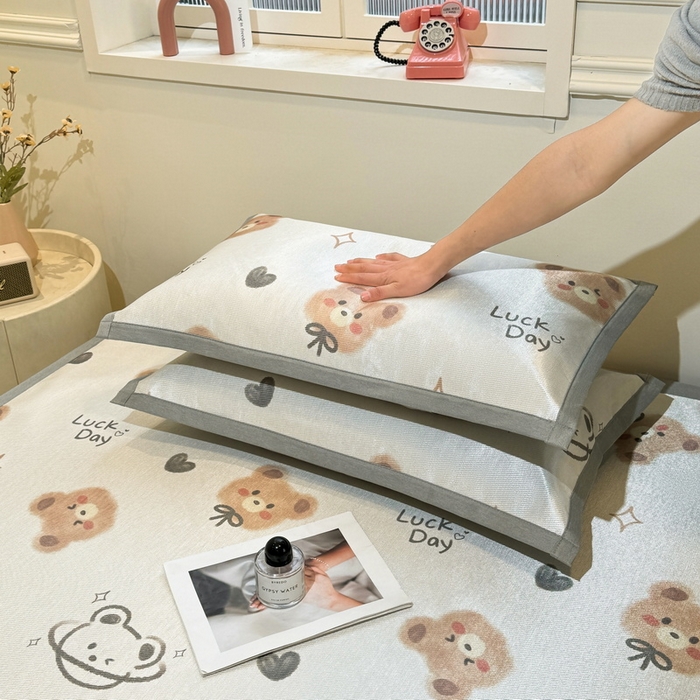 91家纺网 家纺一手货源 找家纺 LIFE.丽芙 2025春夏季新品数码印花冰藤凉席平铺冰丝凉席印花小清新绑带款三件套（风格一） 黄油小熊