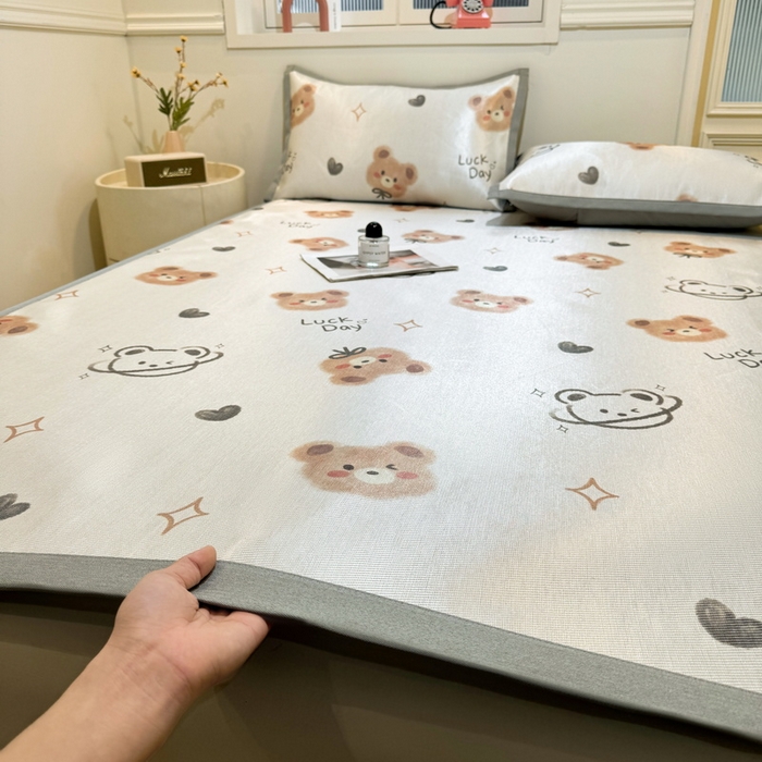 91家纺网 家纺一手货源 找家纺 LIFE.丽芙 2025春夏季新品数码印花冰藤凉席平铺冰丝凉席印花小清新绑带款三件套（风格一） 黄油小熊