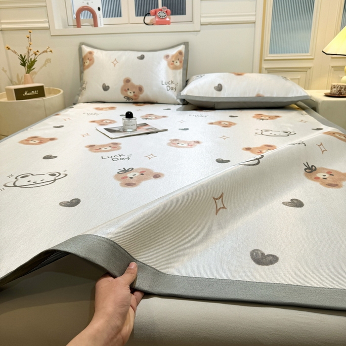 91家纺网 家纺一手货源 找家纺 LIFE.丽芙 2025春夏季新品数码印花冰藤凉席平铺冰丝凉席印花小清新绑带款三件套（风格一） 黄油小熊