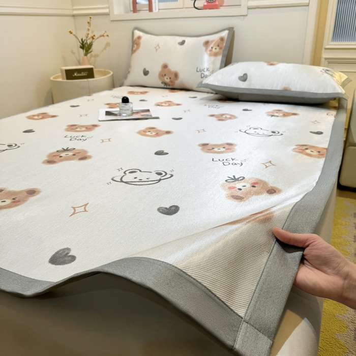 91家纺网 家纺一手货源 找家纺 LIFE.丽芙 2025春夏季新品数码印花冰藤凉席平铺冰丝凉席印花小清新绑带款三件套（风格一） 黄油小熊