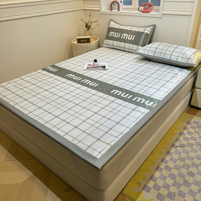 91家纺网 家纺一手货源 找家纺 LIFE.丽芙 2025春夏季新品数码印花冰藤凉席平铺冰丝凉席印花小清新绑带款三件套（风格一） 玛丽格