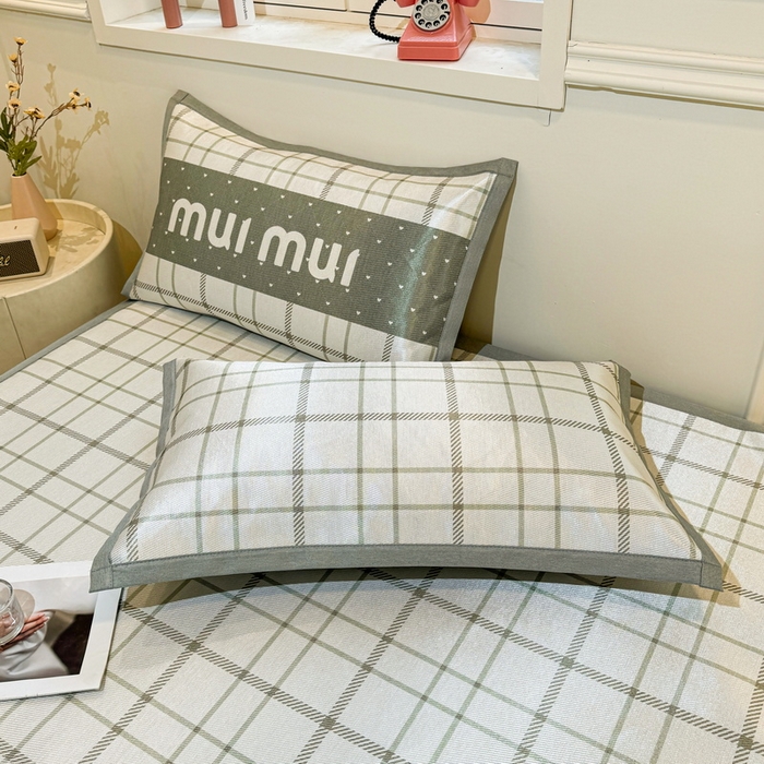 91家纺网 家纺一手货源 找家纺 LIFE.丽芙 2025春夏季新品数码印花冰藤凉席平铺冰丝凉席印花小清新绑带款三件套（风格一） 玛丽格