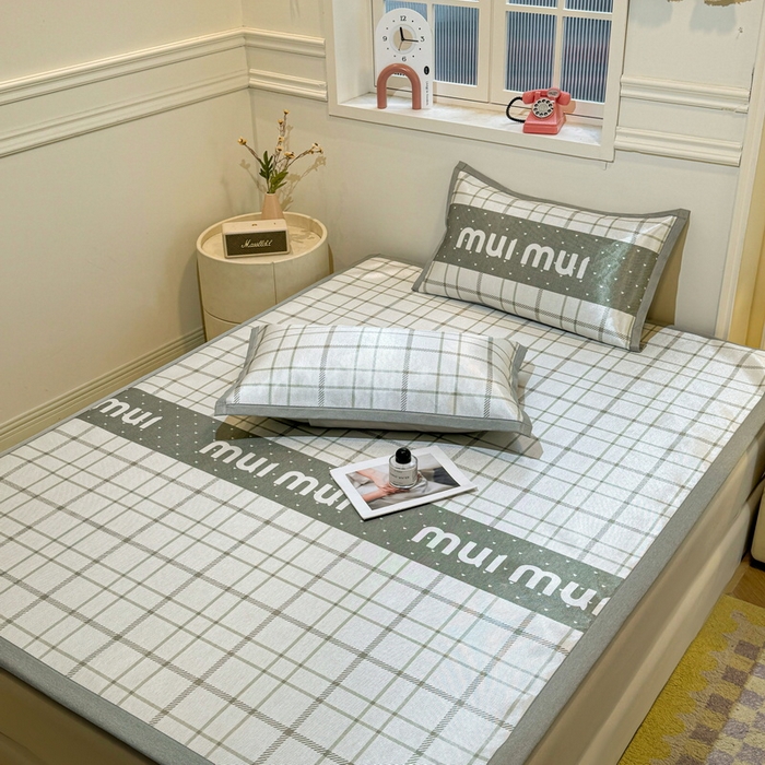 91家纺网 家纺一手货源 找家纺 LIFE.丽芙 2025春夏季新品数码印花冰藤凉席平铺冰丝凉席印花小清新绑带款三件套（风格一） 玛丽格