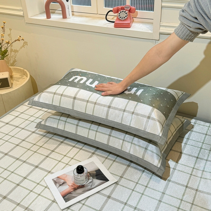 91家纺网 家纺一手货源 找家纺 LIFE.丽芙 2025春夏季新品数码印花冰藤凉席平铺冰丝凉席印花小清新绑带款三件套（风格一） 玛丽格