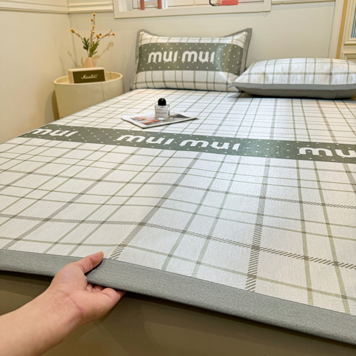 91家纺网 家纺一手货源 找家纺 LIFE.丽芙 2025春夏季新品数码印花冰藤凉席平铺冰丝凉席印花小清新绑带款三件套（风格一） 玛丽格