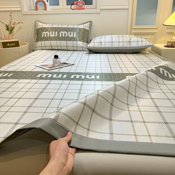 91家纺网 家纺一手货源 找家纺 LIFE.丽芙 2025春夏季新品数码印花冰藤凉席平铺冰丝凉席印花小清新绑带款三件套（风格一） 玛丽格