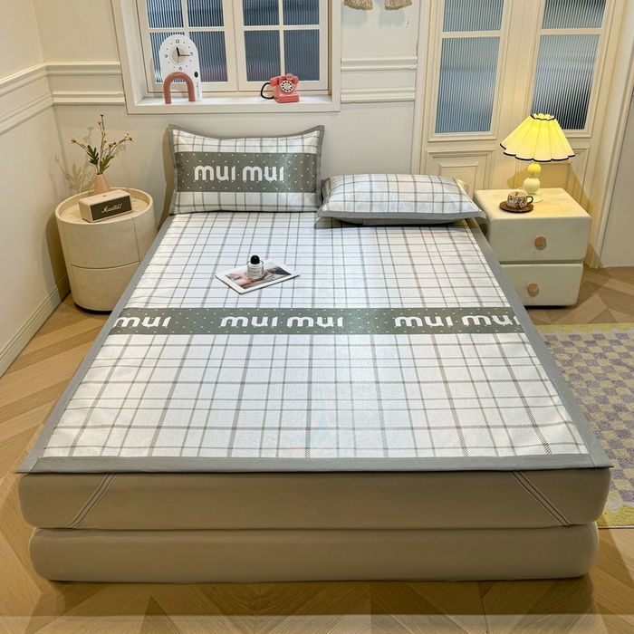 91家纺网 家纺一手货源 找家纺 LIFE.丽芙 2025春夏季新品数码印花冰藤凉席平铺冰丝凉席印花小清新绑带款三件套（风格一） 玛丽格