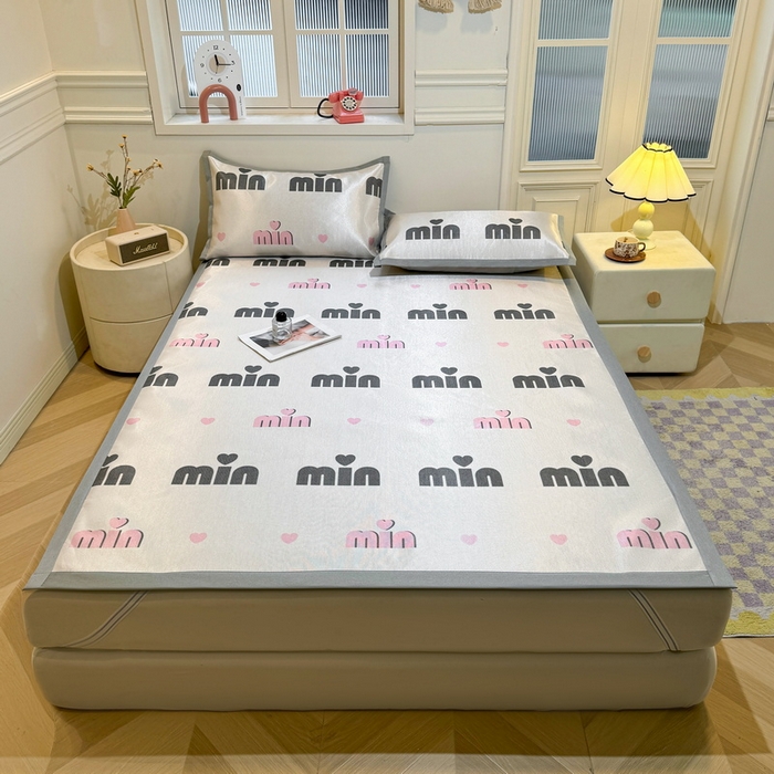 91家纺网 家纺一手货源 找家纺 LIFE.丽芙 2025春夏季新品数码印花冰藤凉席平铺冰丝凉席印花小清新绑带款三件套（风格一） 甜心粉