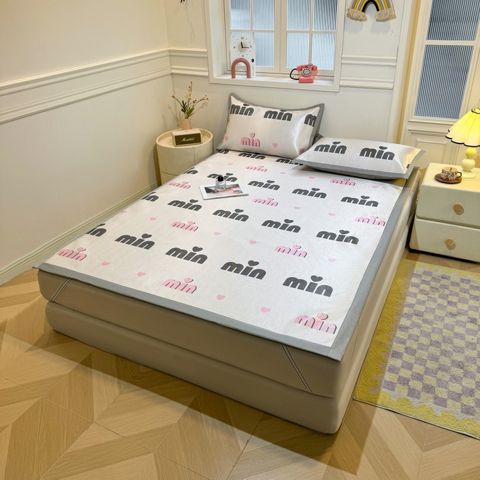 91家纺网 家纺一手货源 找家纺 LIFE.丽芙 2025春夏季新品数码印花冰藤凉席平铺冰丝凉席印花小清新绑带款三件套（风格一） 甜心粉