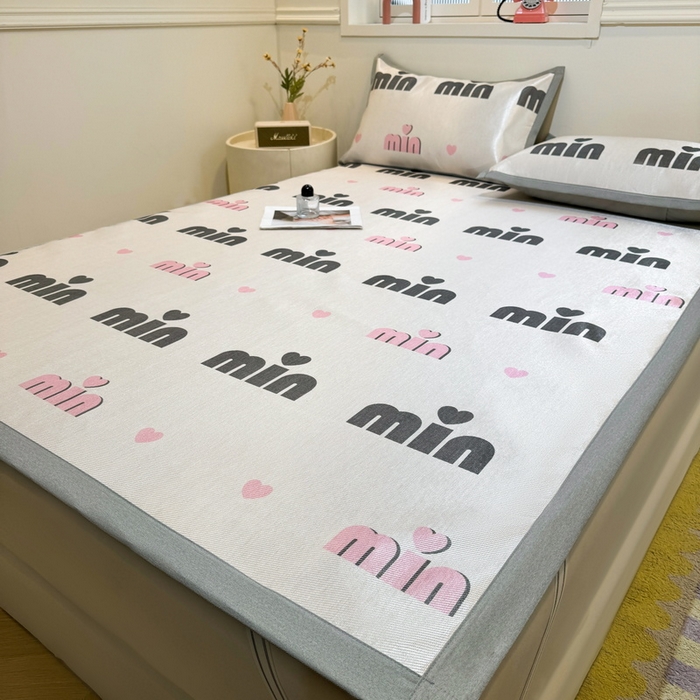 91家纺网 家纺一手货源 找家纺 LIFE.丽芙 2025春夏季新品数码印花冰藤凉席平铺冰丝凉席印花小清新绑带款三件套（风格一） 甜心粉