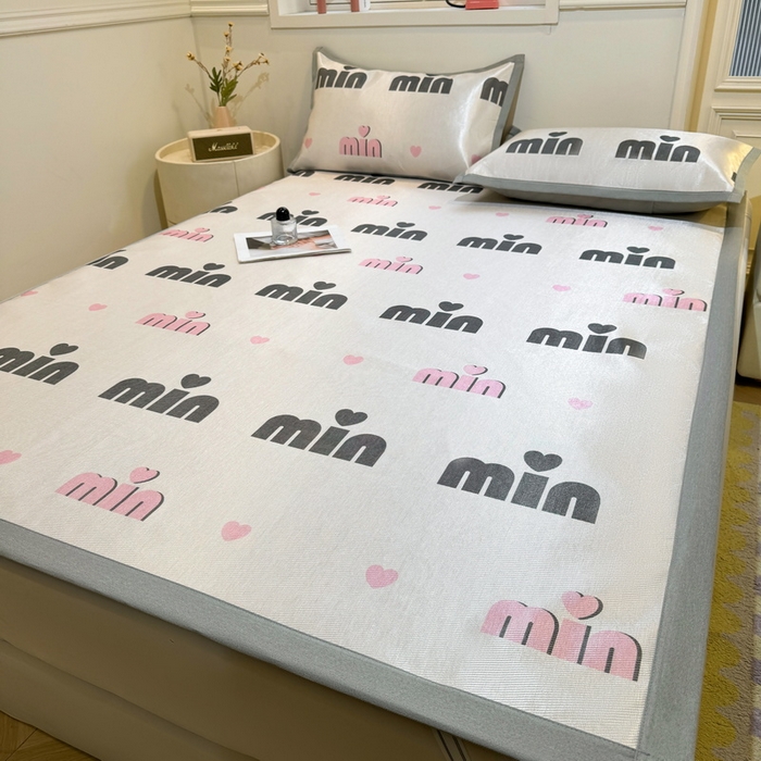 91家纺网 家纺一手货源 找家纺 LIFE.丽芙 2025春夏季新品数码印花冰藤凉席平铺冰丝凉席印花小清新绑带款三件套（风格一） 甜心粉