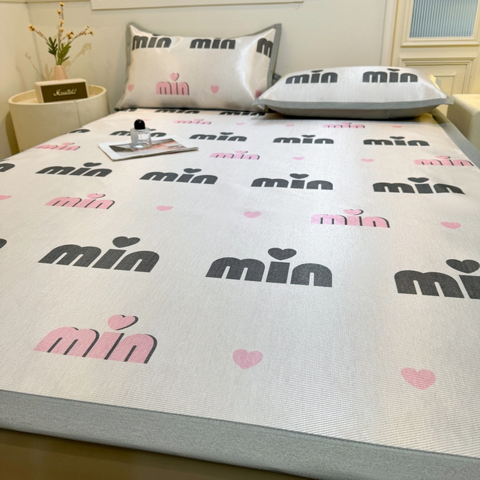 91家纺网 家纺一手货源 找家纺 LIFE.丽芙 2025春夏季新品数码印花冰藤凉席平铺冰丝凉席印花小清新绑带款三件套（风格一） 甜心粉