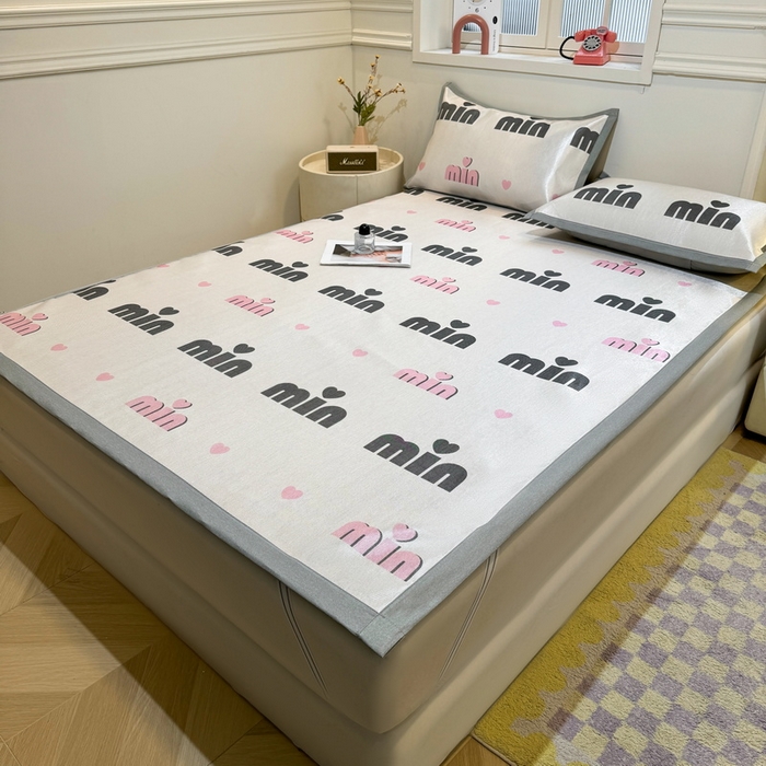 91家纺网 家纺一手货源 找家纺 LIFE.丽芙 2025春夏季新品数码印花冰藤凉席平铺冰丝凉席印花小清新绑带款三件套（风格一） 甜心粉